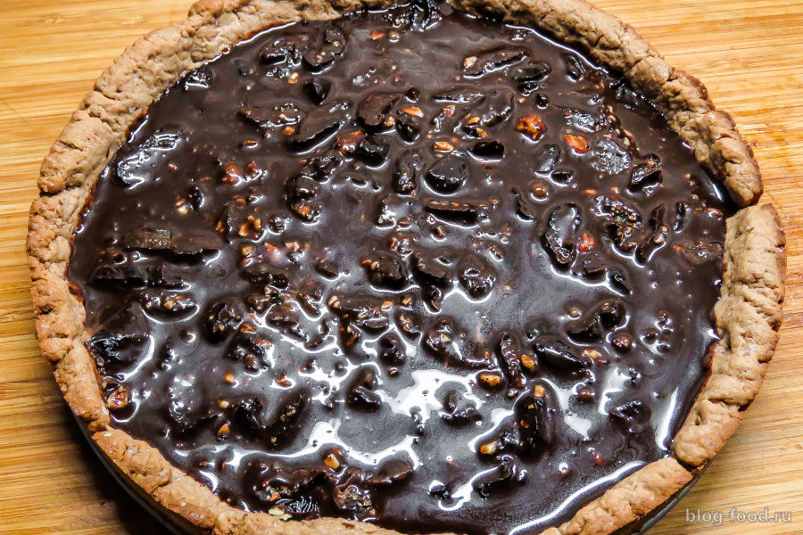 Шоколадный пирог с черносливом и грецким орехом