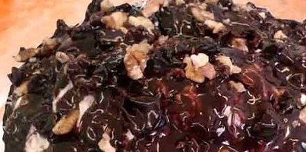 Пирог десертный  с черносливом и орехом